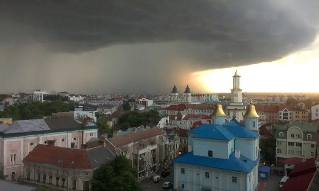 У соцмережі з'явилися фото вчорашньої грози у Франківську — фото 2
