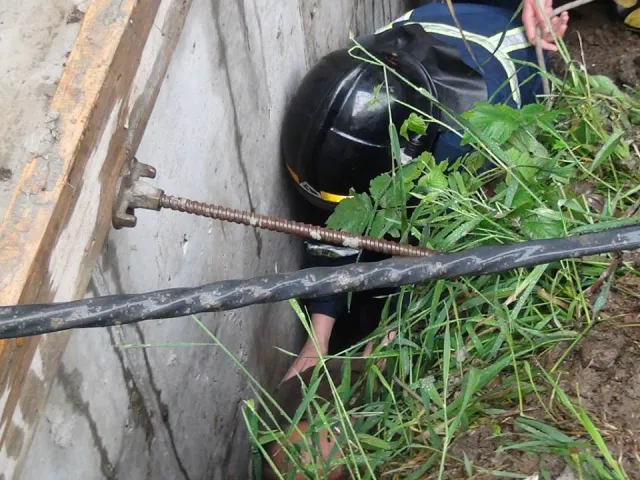 В центрі міста, чоловік впав із шостого поверху новобудови прямо в котлован — фото 1