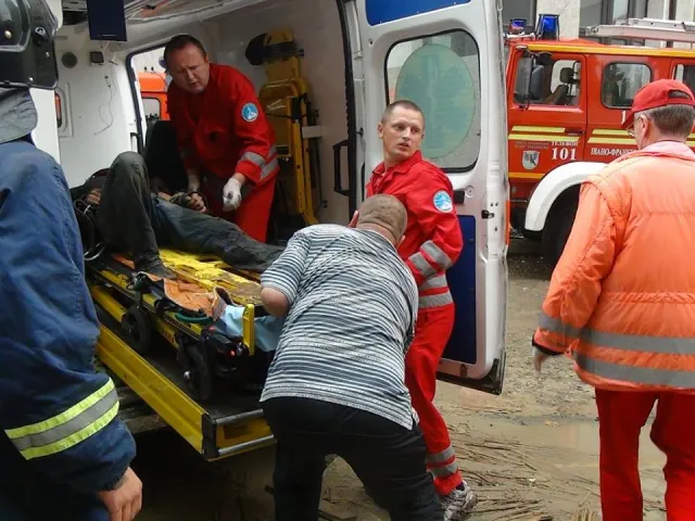 В центрі міста, чоловік впав із шостого поверху новобудови прямо в котлован — фото 5