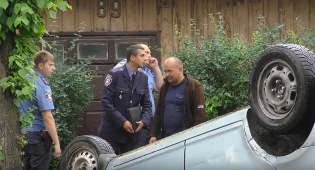 ДТП на Івано-Франківщині: чоловік в'їхав в елекроопору та перекинувся посеред дороги, постраждалі насилу вибрались з автомобіля — фото 1