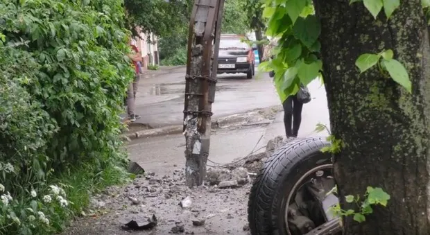 ДТП на Івано-Франківщині: чоловік в'їхав в елекроопору та перекинувся посеред дороги, постраждалі насилу вибрались з автомобіля — фото 2