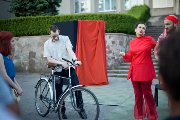 На Прикарпатті презентували вуличну виставу — фото 2