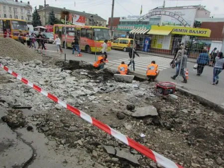 У Івано-Франківську на вул. Галицькій встановлюють антивандальну зупинку — фото 1