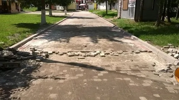 З тротуару на Мазепи зникла вистелена комунальниками бруківка. Мер не розуміє, чому ніхто не зателефонував у поліцію — фото 1