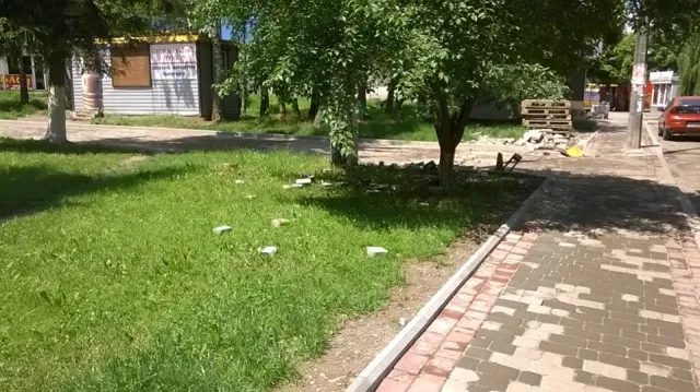 З тротуару на Мазепи зникла вистелена комунальниками бруківка. Мер не розуміє, чому ніхто не зателефонував у поліцію — фото 2