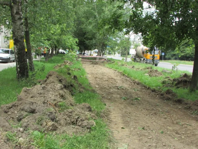 В Івано-Франківську розпочалися роботи з облаштування перших 700 метрів велодоріжки на вулиці Довженка — фото 1