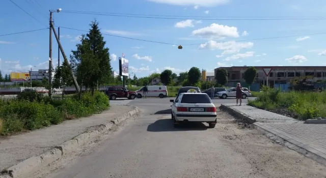 На вулиці Надрічній "Land Rover" збив на пішохідному переході 17-річну дівчину — фото 1