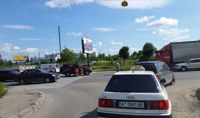 На вулиці Надрічній "Land Rover" збив на пішохідному переході 17-річну дівчину — фото 2