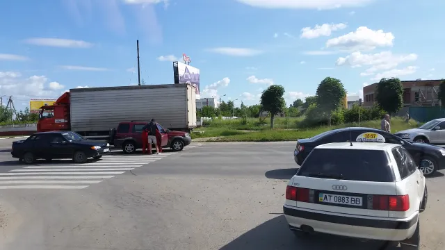 На вулиці Надрічній "Land Rover" збив на пішохідному переході 17-річну дівчину — фото 3
