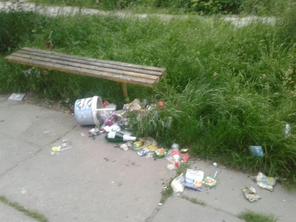 Поламані лавки та купи сміття: алея біля франківського садочку перетворилась на смітник — фото 3