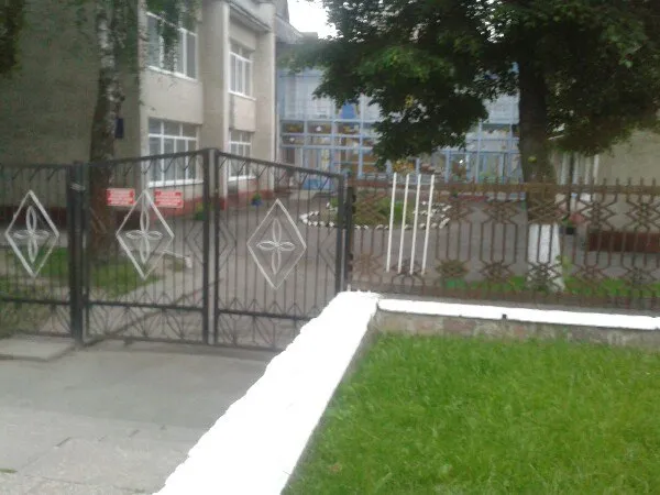 Поламані лавки та купи сміття: алея біля франківського садочку перетворилась на смітник — фото 7