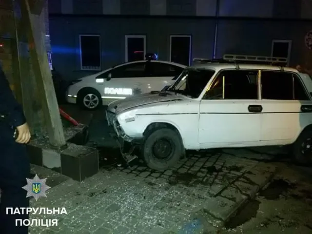 П'яний франківець в'їхав у кафе, а після намагався завести машину та втекти — фото 2