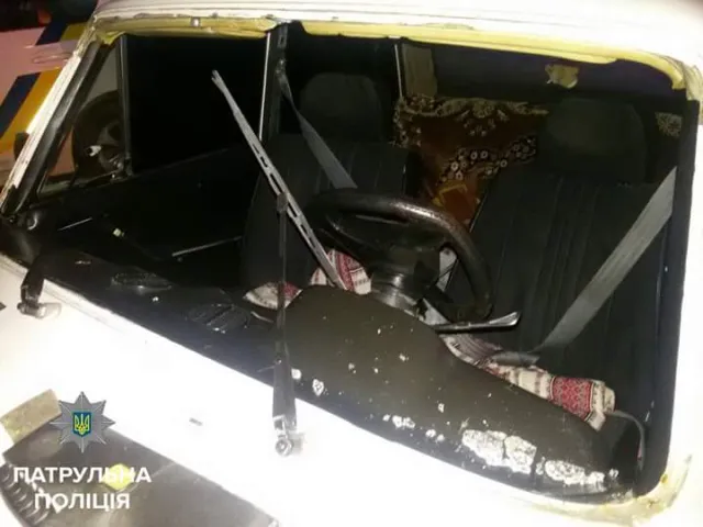 П'яний франківець в'їхав у кафе, а після намагався завести машину та втекти — фото 3