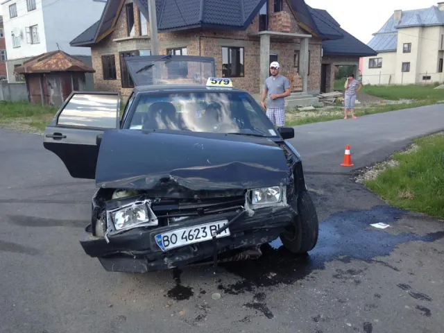 У Франківську таксист без прав та ліцензії, потрапив у аварію із двома школярками в салоні — фото 1