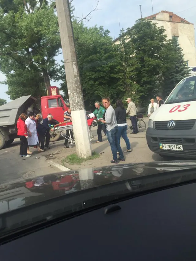 На Мазепи мотоцикл врізався у «Камаз» - мотоцикліста із численними ранами госпіталізували до лікарні — фото 6