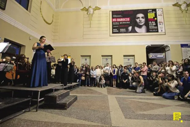 У Івано-Франківську в холі залізничного вокзалу виступила оперна співачка — фото 5