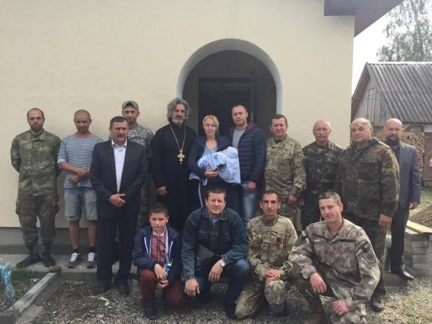 На Прикарпатті двомісячний син загиблого бійця АТО отримав нагороду свого батька — фото 2