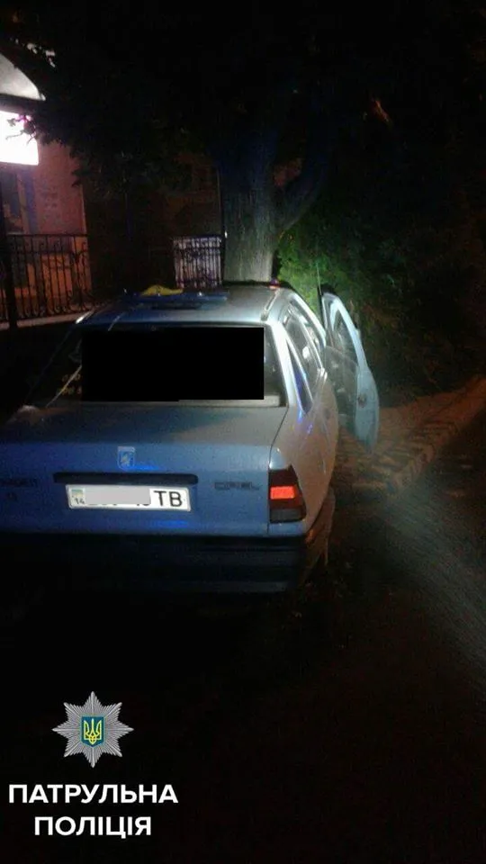 У Франківську на вулиці Вовчинецькій таксі врізалось у дерево: троє людей у важкому стані — фото 1