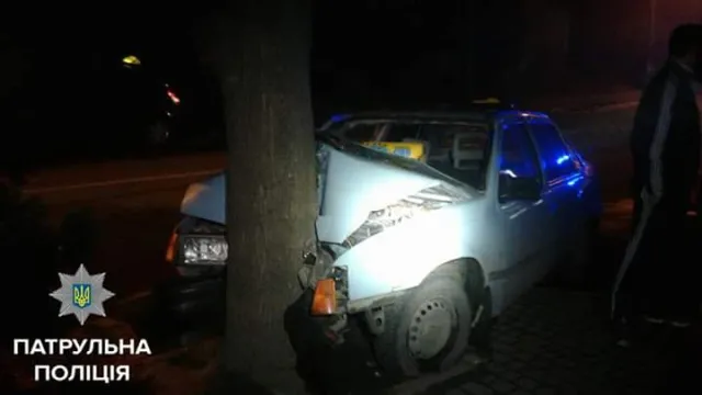 У Франківську на вулиці Вовчинецькій таксі врізалось у дерево: троє людей у важкому стані — фото 2