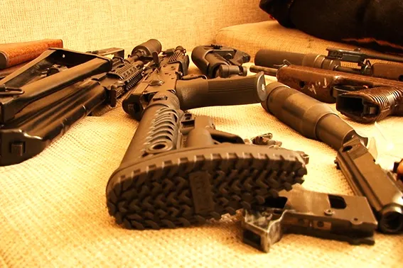 На одній із зйомних квартир у Франківську працівники поліції виявили цілий арсенал зброї. Порушника взяли під варту та визначили розмір застави понад 500 тис. грн. — фото 4