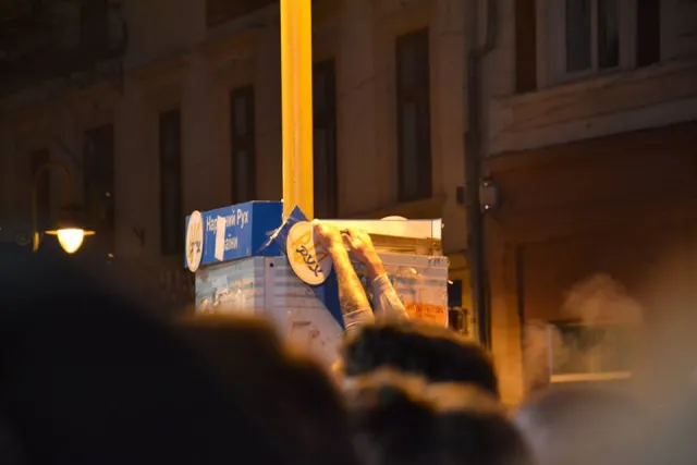 «Свято без рагулів, не свято» - у Франківську п'яні чоловіки лазили по стовпах — фото 3