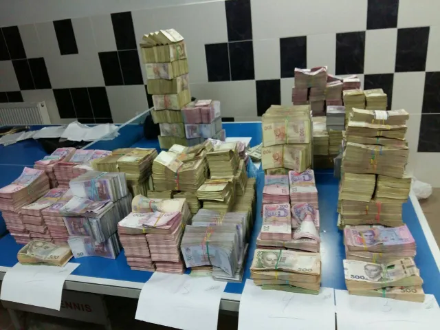 В Івано-Франківську викрили конвертаційний центр, який відмивав гроші для для терористичних організацій «ЛНР/ДНР» — фото 1