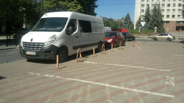 У Франківську автолюбителі залишають свої автомобілі просто перед парковкою — фото 1