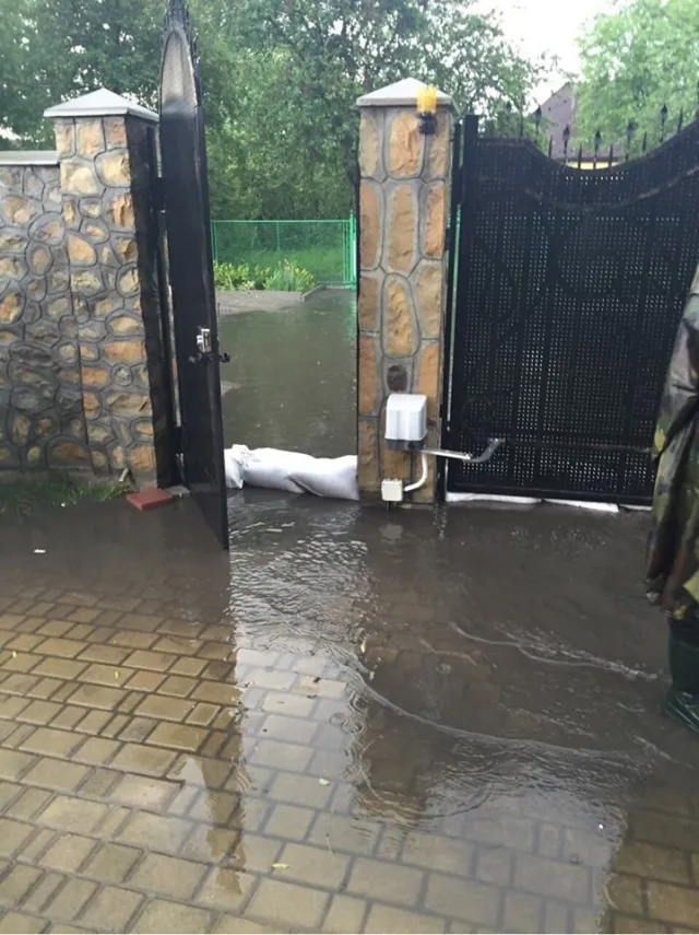 У Івано-Франківську вул. Блавацького повністю затопило — фото 1
