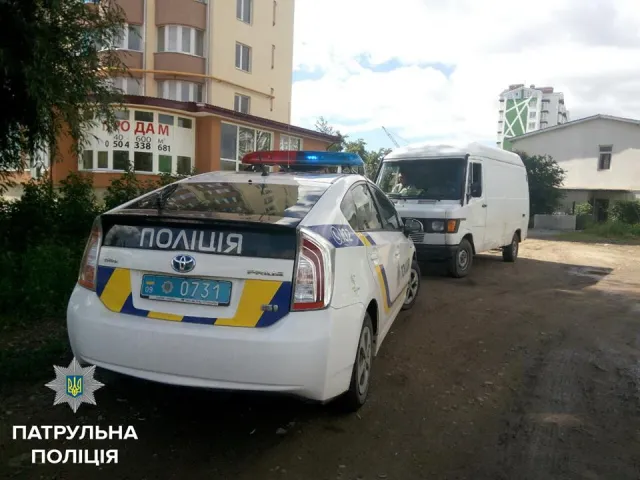 У Івано-Франківську патрульні затримали злодіїв, які намагались вкрасти шкільний паркан — фото 1