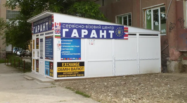 У Івано-Франківську мікрорайон Пасічна "тоне у рекламі" — фото 3