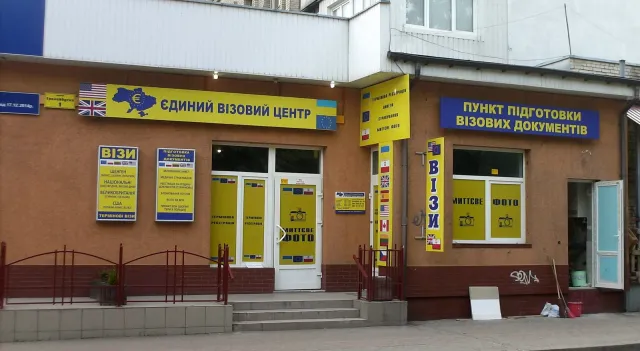 У Івано-Франківську мікрорайон Пасічна "тоне у рекламі" — фото 5