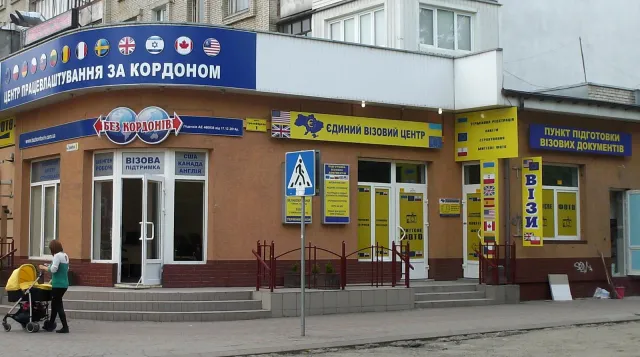 У Івано-Франківську мікрорайон Пасічна "тоне у рекламі" — фото 8