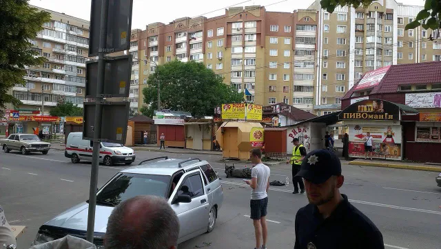 У Івано-Франківську на вул. Тролейбусна водій збив мопедиста — фото 4