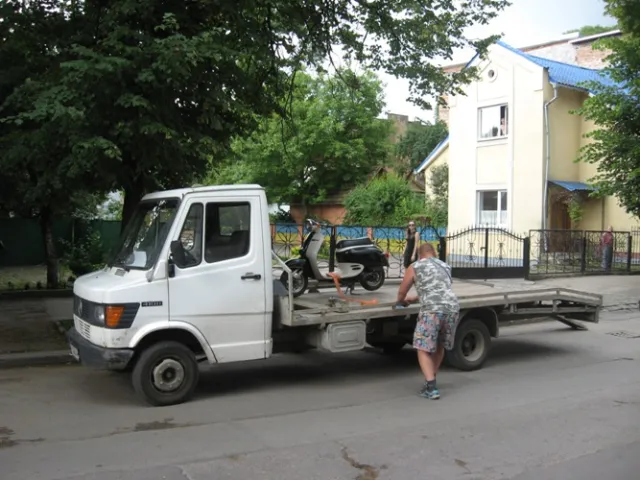 У Івано-Франківську патрульна поліція затримала скутериста без документів — фото 1