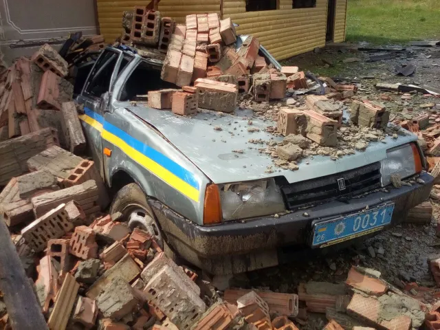 На Прикарпатті буря повалила будівлю на автомобіль — фото 1