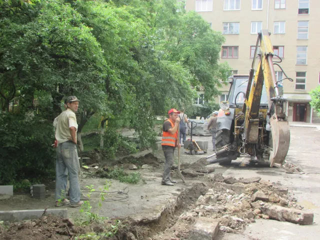 Комунальники розпочали облаштовувати ще два двори в Івано-Франківську — фото 2