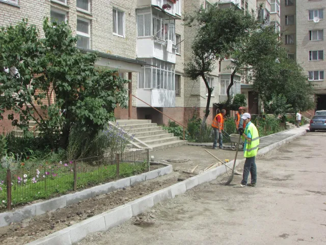 Комунальники розпочали облаштовувати ще два двори в Івано-Франківську — фото 3