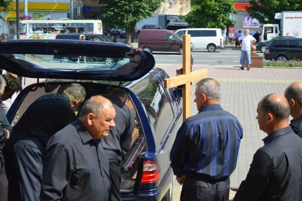 Кучма, Садовий, Іванчук, Бахматюк та ще понад тисячу людей прийшли повести в останню путь Михайла Вишиванюка — фото 5