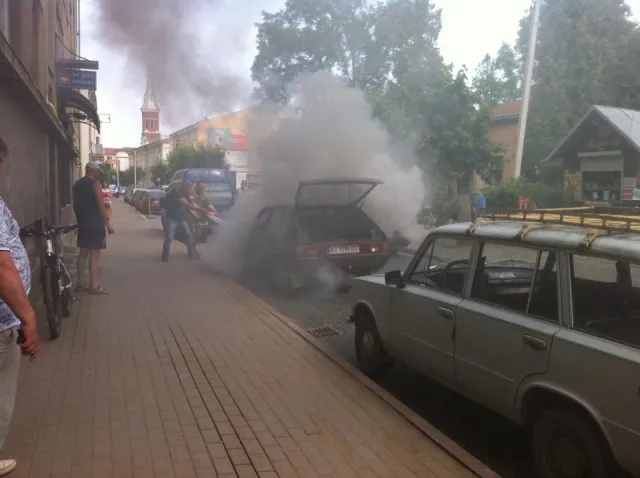На Прикарпатті через спеку загорівся автомобіль — фото 2
