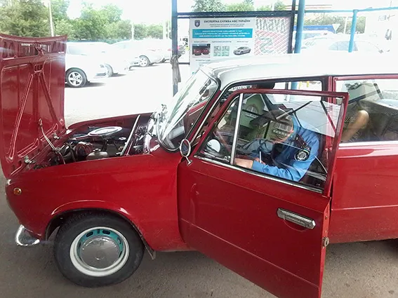 На Прикарпатті виявили дві автівки з підробленими номерами кузова — фото 3