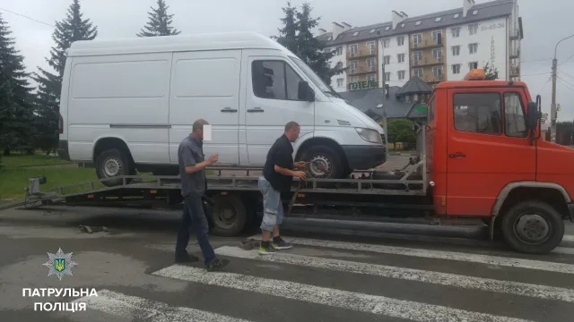 Патрульна поліція затримала п'яного водія мікроавтобуса, який нещодавно вчинив ДТП і втік з місця події — фото 2