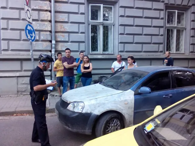 У Івано-Франківську велопатруль затримав водія через агресивну їзду — фото 4