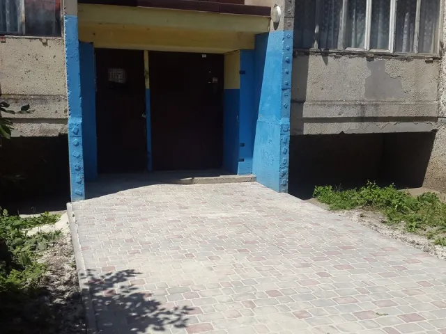 У Івано-Франківську на вулиці Івана Павла ІІ облаштовують паркувальні кишені — фото 1