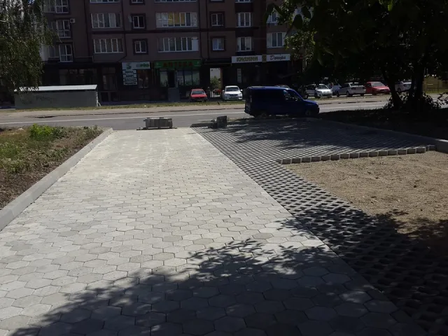У Івано-Франківську на вулиці Івана Павла ІІ облаштовують паркувальні кишені — фото 2