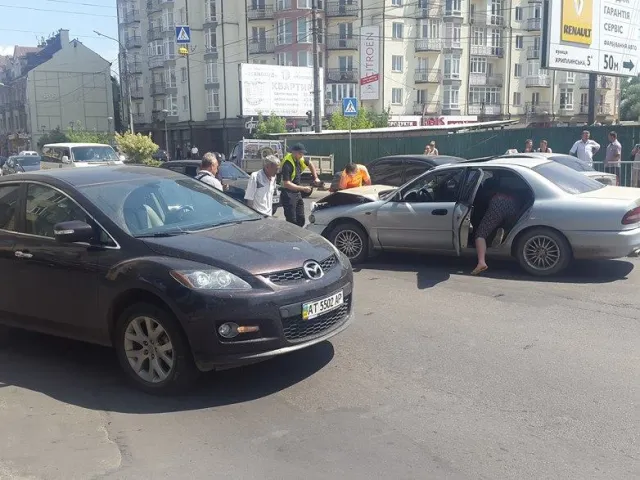 У Івано-Франківську на розі вулиць Незалежності-Хриплинської-Йосифа Сліпого трапилось ДТП — фото 1
