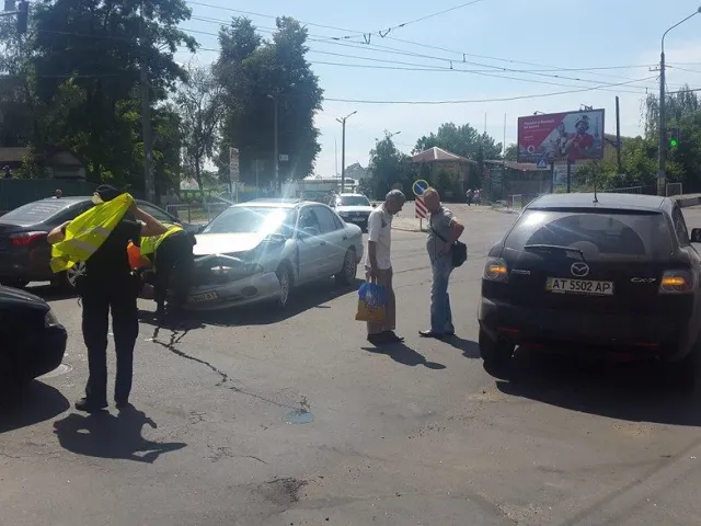 У Івано-Франківську на розі вулиць Незалежності-Хриплинської-Йосифа Сліпого трапилось ДТП — фото 2