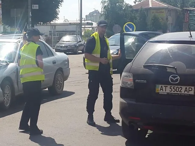У Івано-Франківську на розі вулиць Незалежності-Хриплинської-Йосифа Сліпого трапилось ДТП — фото 3