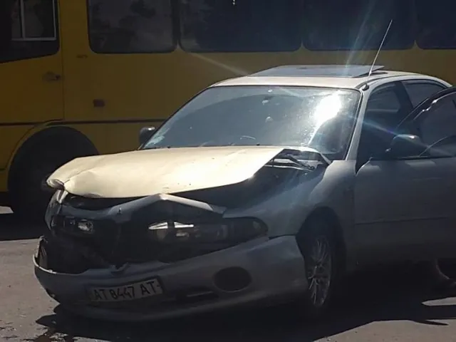 У Івано-Франківську на розі вулиць Незалежності-Хриплинської-Йосифа Сліпого трапилось ДТП — фото 4