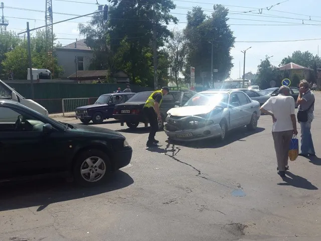 У Івано-Франківську на розі вулиць Незалежності-Хриплинської-Йосифа Сліпого трапилось ДТП — фото 5