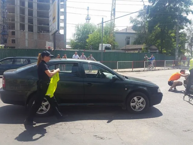 У Івано-Франківську на розі вулиць Незалежності-Хриплинської-Йосифа Сліпого трапилось ДТП — фото 6